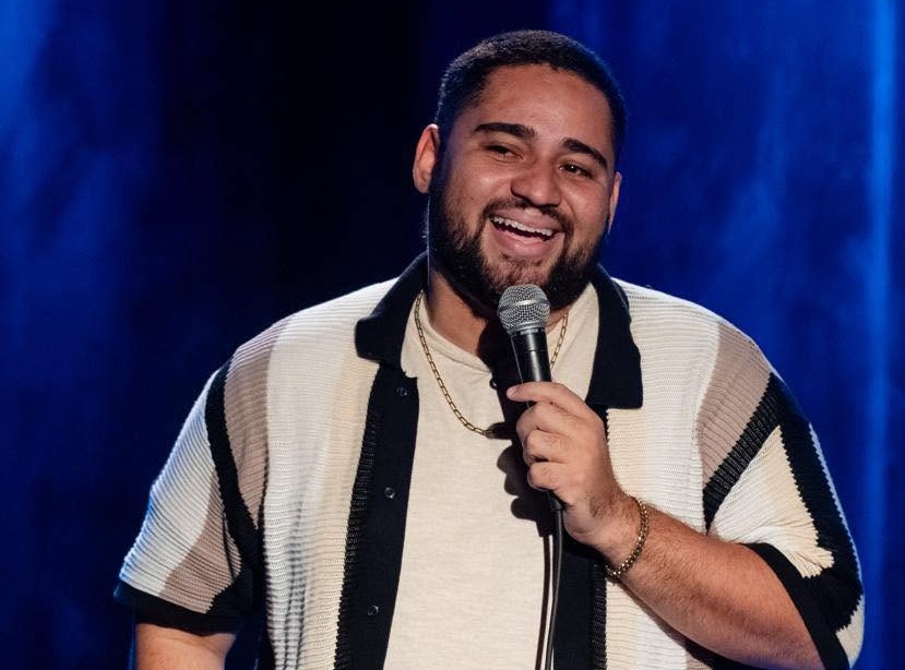 Teatro Alberto Martins recebe stand-up do comediante Daniel Ferreira neste domingo