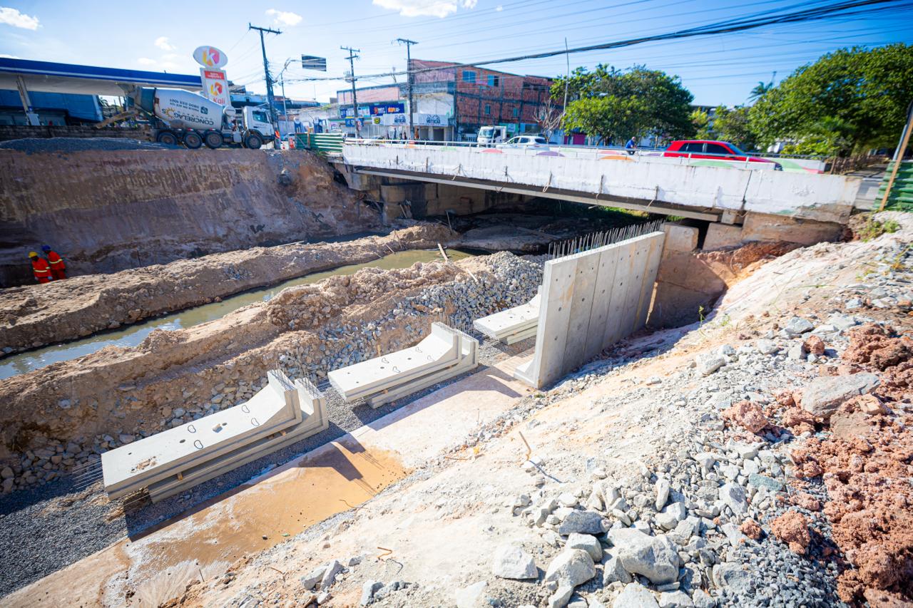 Obras de macrodrenagem da Bacia do Rio Camaçari entram em nova fase com instalação de paredes pré-moldadas