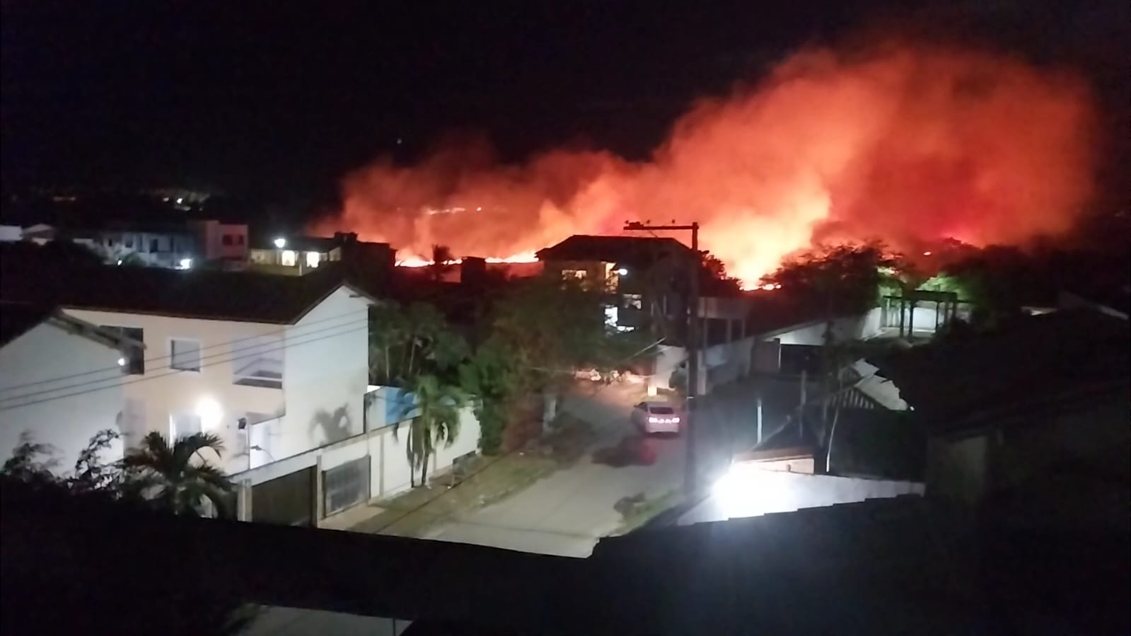 Incêndio de grandes proporções atinge vegetação na região de Caraúna, em Arembepe