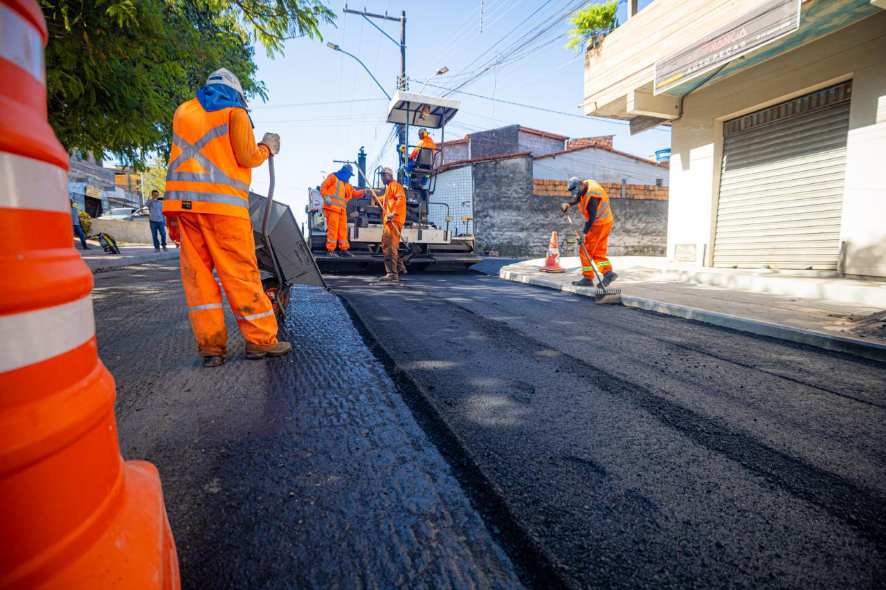 Obra da nova Avenida Acajutiba avança com recapeamento asfáltico